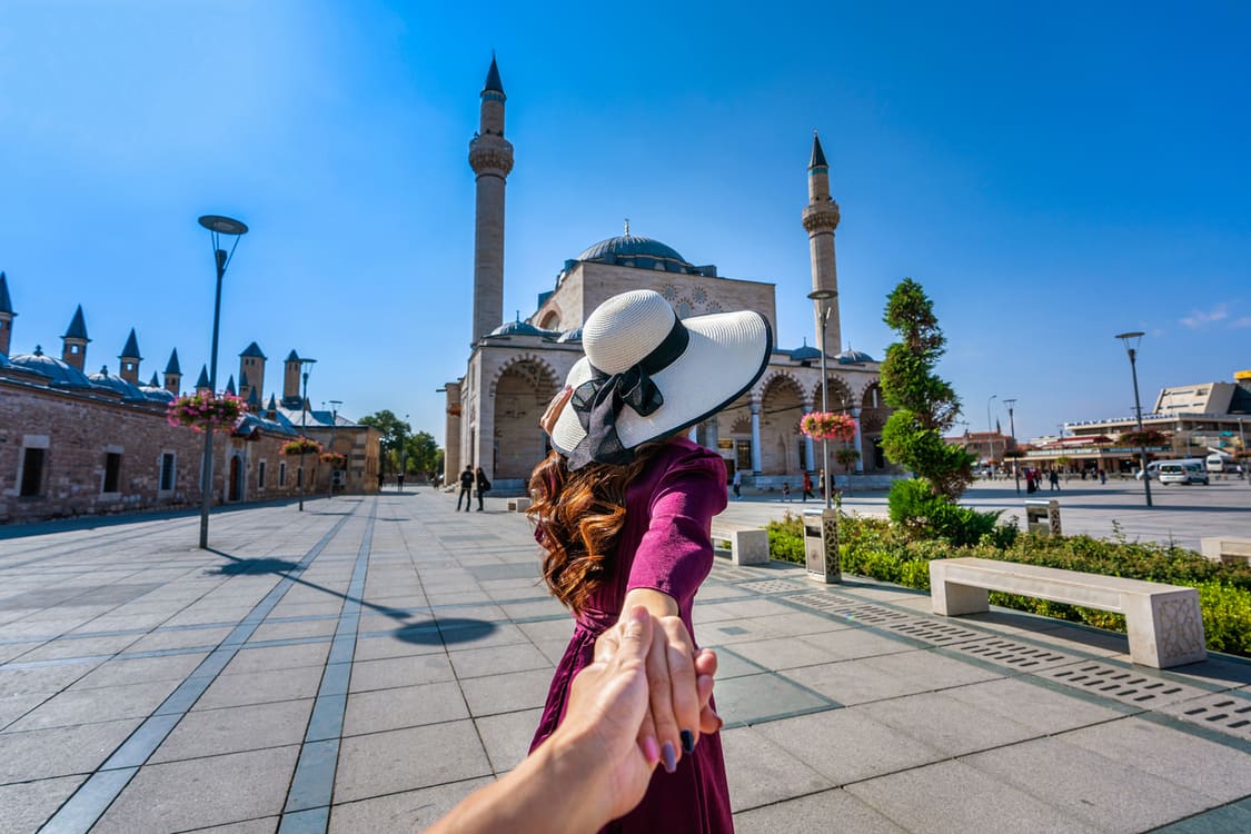 Toursits in Istanbul holding hands.